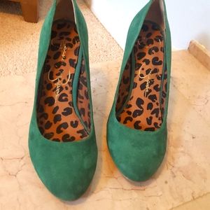 Size 6.5 like new gorgeous green pumps by Jessica Simpson.